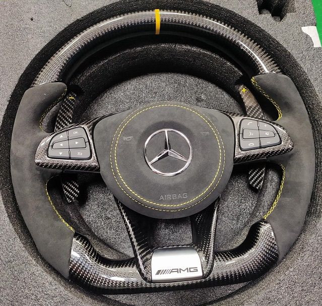 Volante Mercedes-AMG – Fibra de Carbono y Alcántara Negra con Amarillo