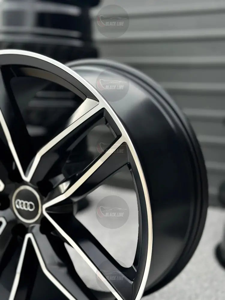 Llantas Deportivas Estilo Audi de Cinco Radios Dobles – Negro y Plata