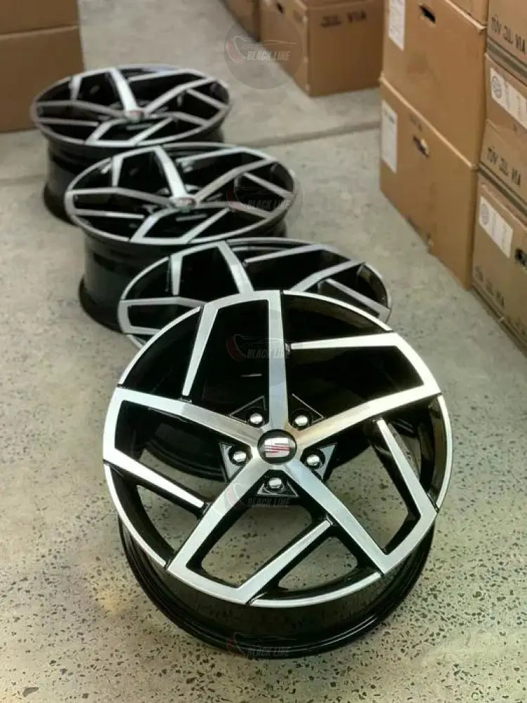 Llantas Deportivas Estilo Audi de Cinco Radios Dobles – Negro y Plata