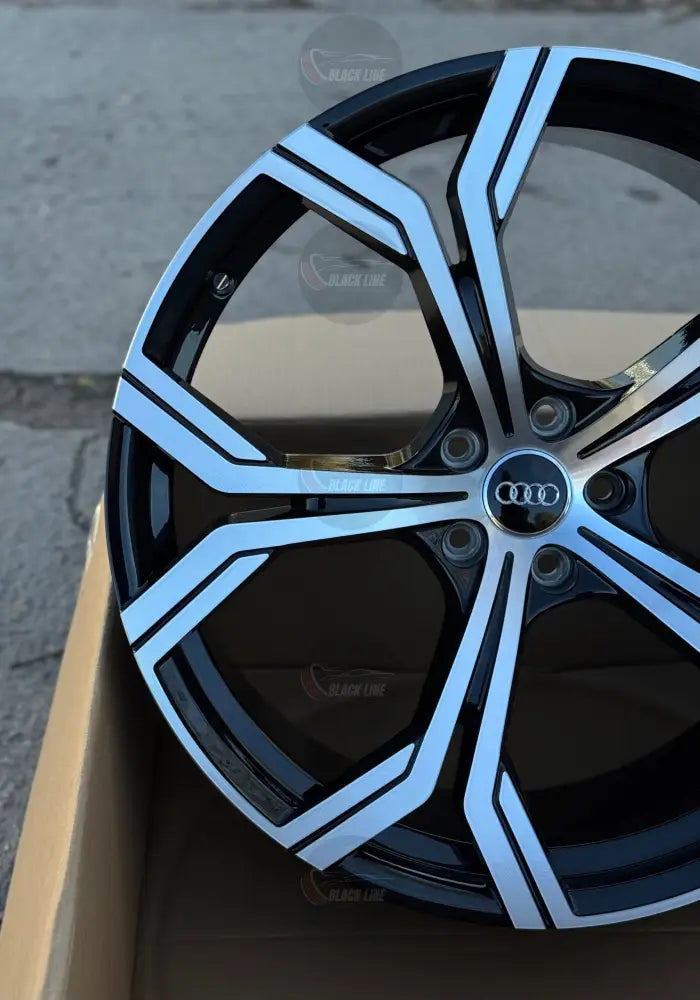 Llantas Deportivas Estilo Audi de Cinco Radios Dobles – Negro y Plata