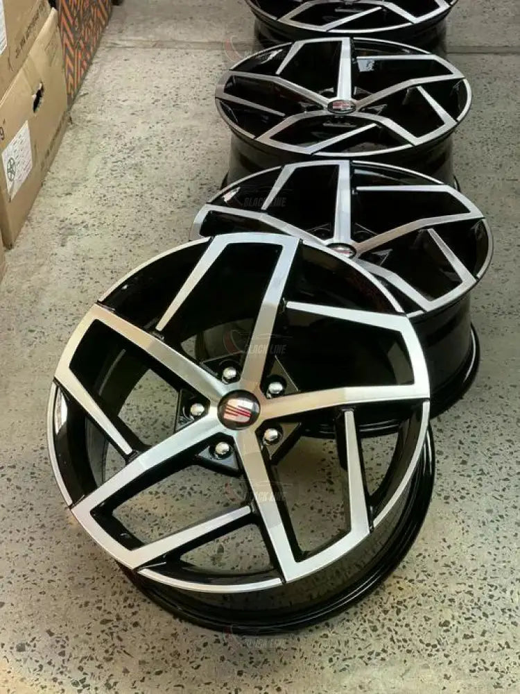 Llantas Deportivas Estilo Audi de Cinco Radios Dobles – Negro y Plata