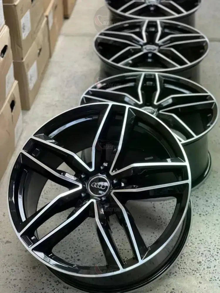 Llantas Deportivas Estilo Audi de Cinco Radios Dobles – Negro y Plata