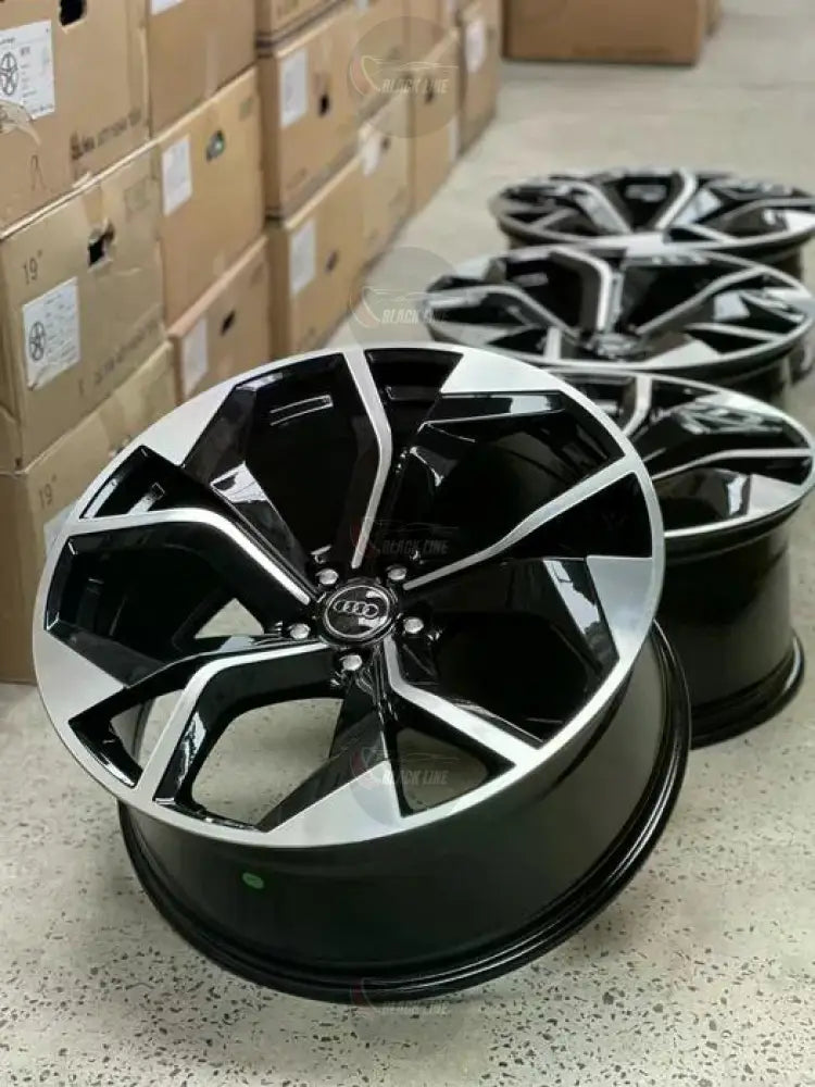 Llantas Deportivas Estilo Audi de Cinco Radios Turbina – Negro y Plata