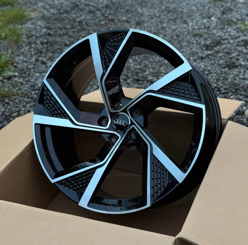 Llantas Deportivas Estilo Audi de Cinco Radios Turbina – Negro y Plata