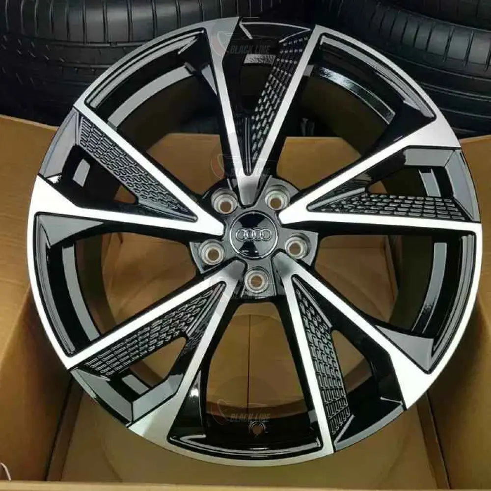 Llantas Deportivas Estilo Audi en Negro y Plata – Cinco Radios con Detalles en Relieve