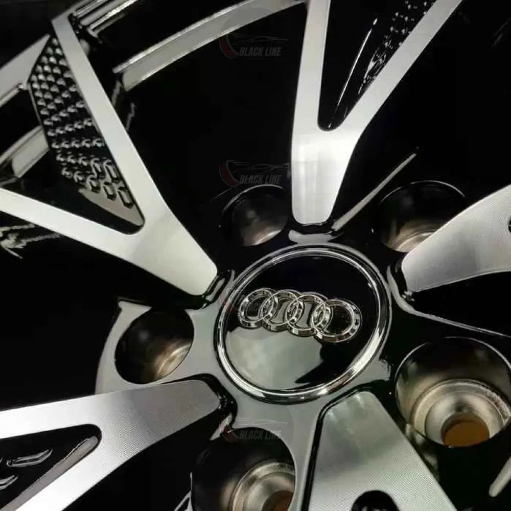 Llantas Deportivas Estilo Audi en Negro y Plata – Cinco Radios con Detalles en Relieve