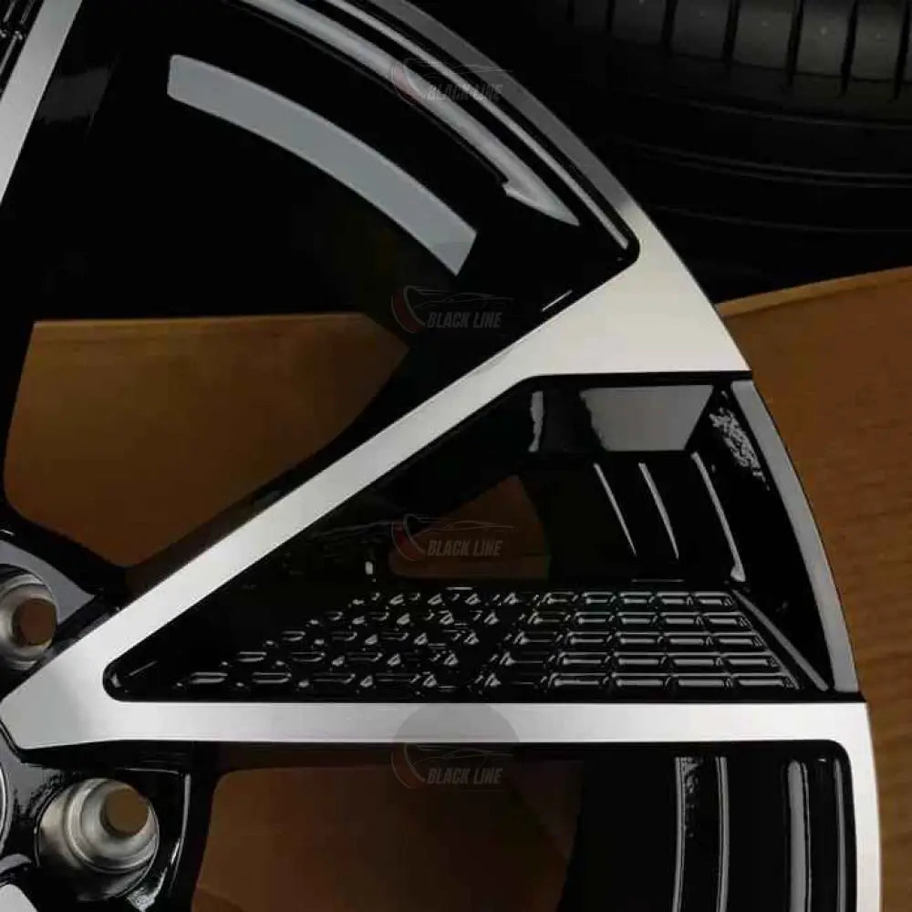 Llantas Deportivas Estilo Audi en Negro y Plata – Cinco Radios con Detalles en Relieve