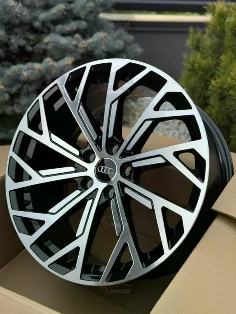 Llantas Deportivas Estilo Audi Multirradio – Diseño Angular en Plata y Negro Brillo