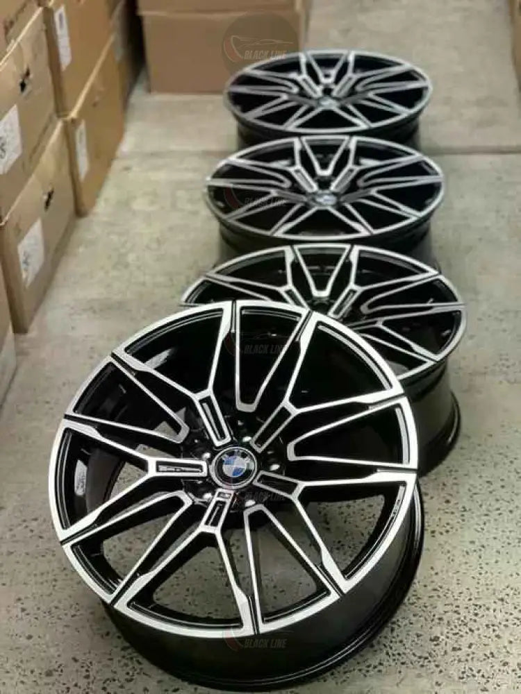 Llantas Deportivas Estilo BMW en Negro y Plata – Radios en Y de Perfil Angular