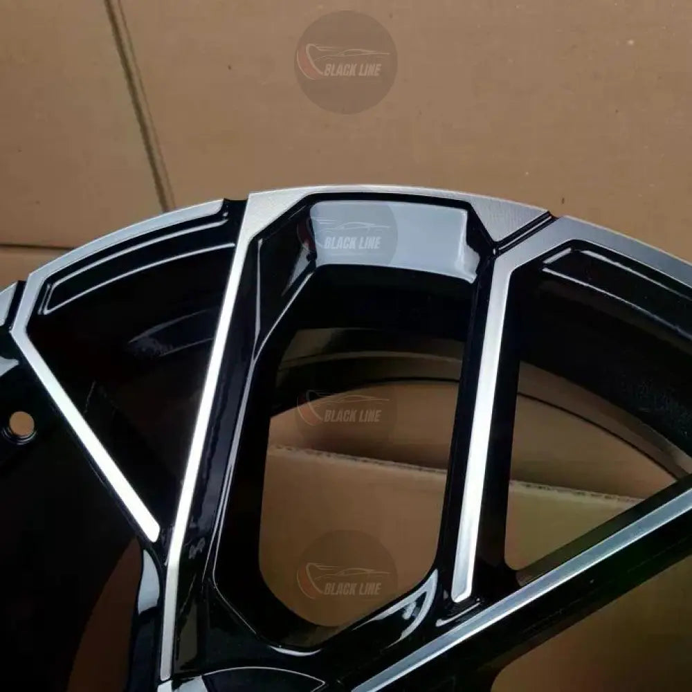 Llantas Deportivas Estilo BMW Multirradio – Diseño Angular en Negro Brillo y Plata