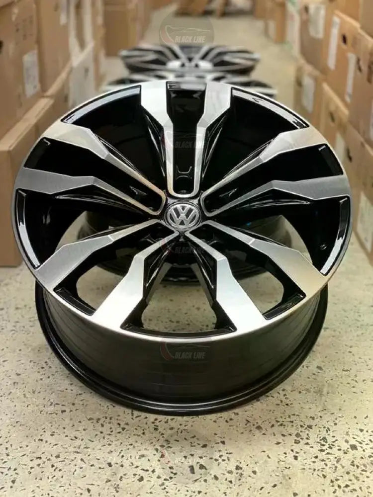 Llantas Deportivas Estilo Volkswagen con Diseño Turbina – Negro y Plata