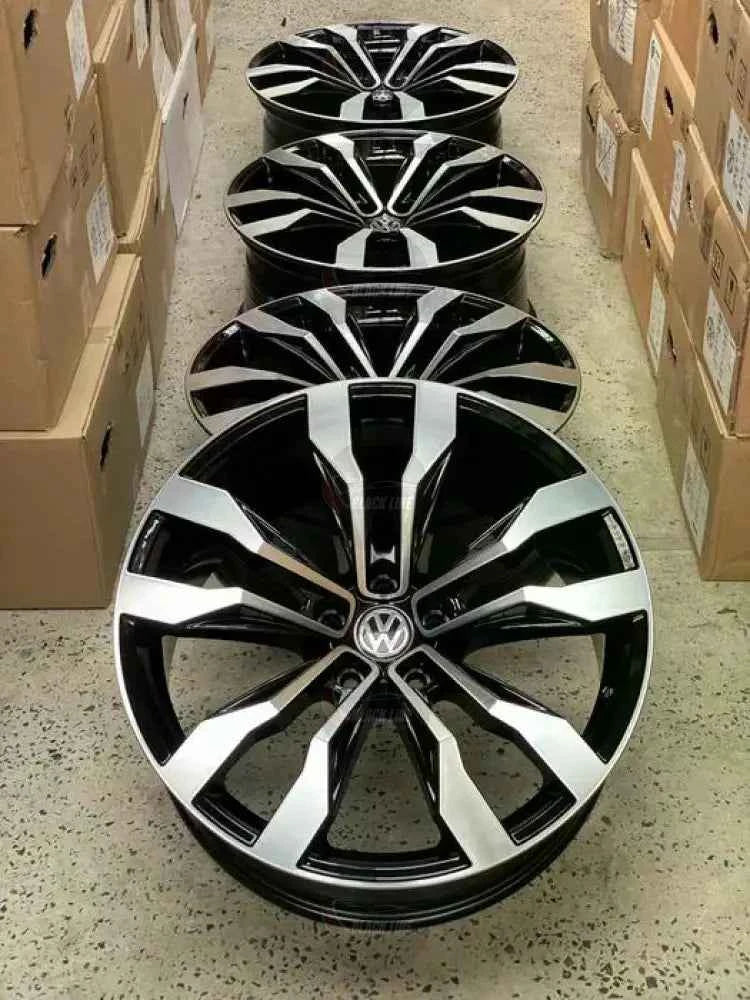 Llantas Deportivas Estilo Volkswagen con Diseño Turbina – Negro y Plata