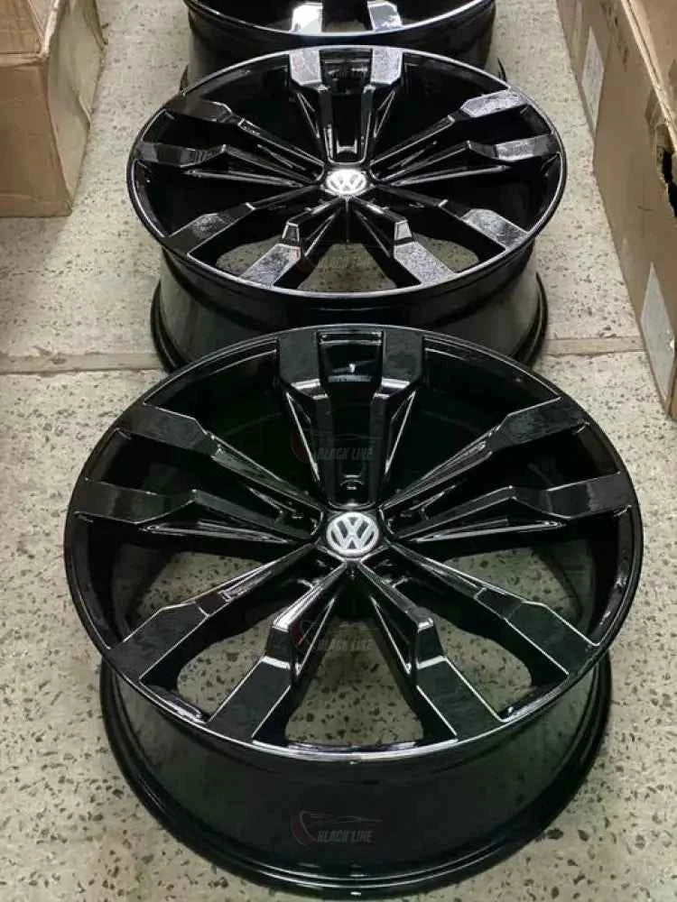 Llantas Deportivas Estilo Volkswagen con Radios Angulares – Negro