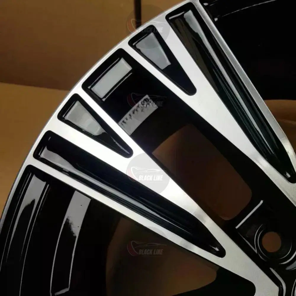 Llantas Deportivas Estilo Volkswagen con Radios Angulares – Negro y Plata