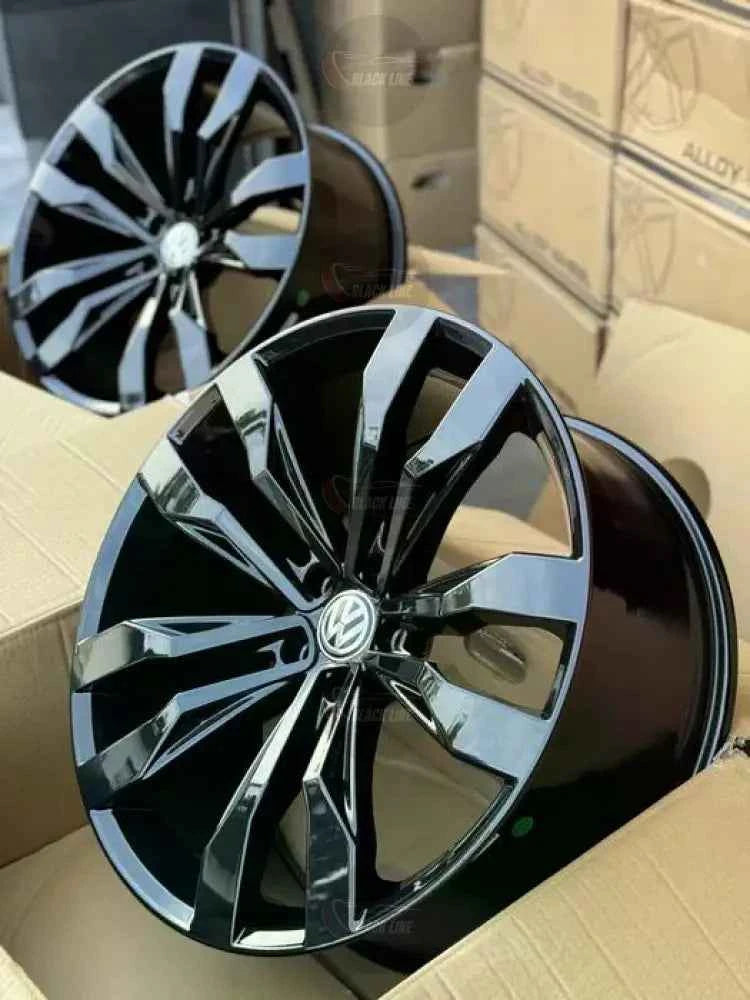 Llantas Deportivas Estilo Volkswagen con Radios Curvos – Negro y Plata