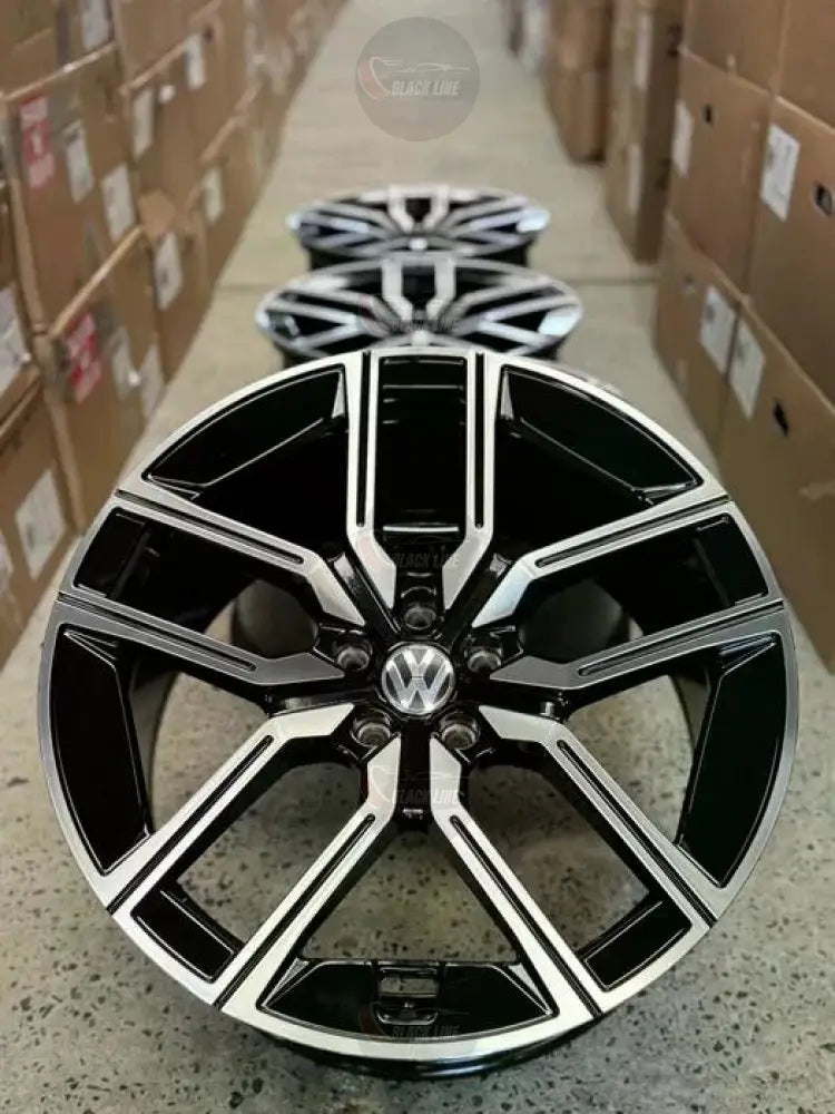 Llantas Deportivas Estilo Volkswagen de Cinco Radios Dobles – Negro y Plata