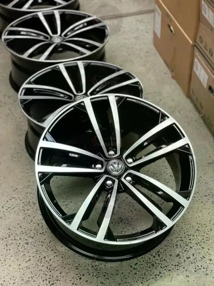 Llantas Deportivas Estilo Volkswagen de Cinco Radios Dobles – Negro y Plata