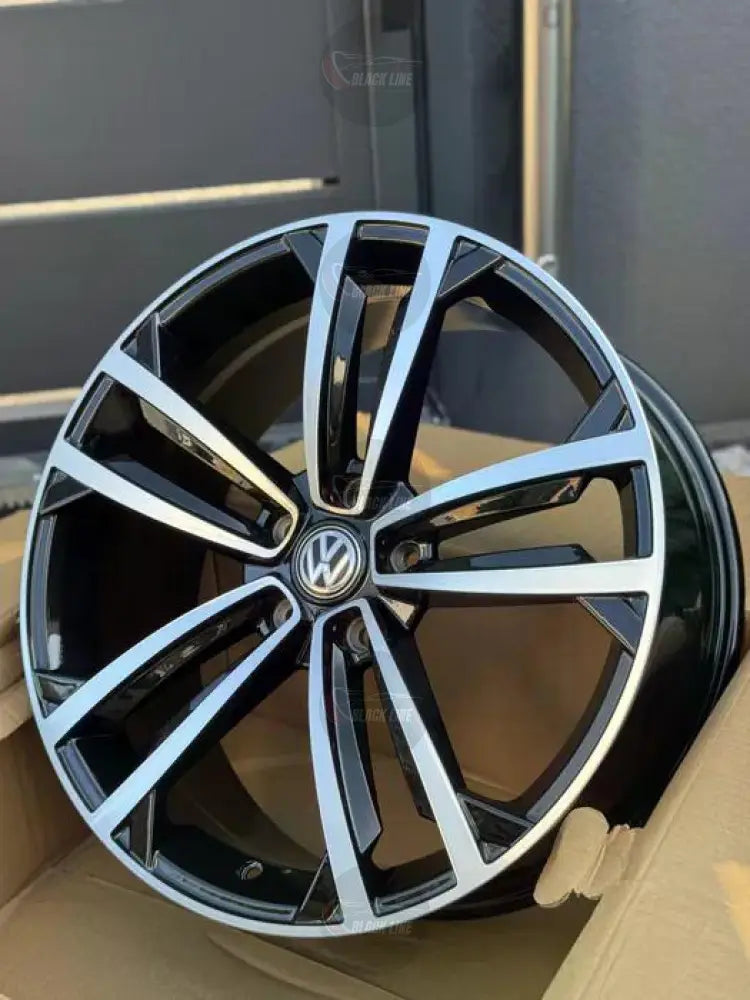 Llantas Deportivas Estilo Volkswagen de Cinco Radios Dobles – Negro y Plata