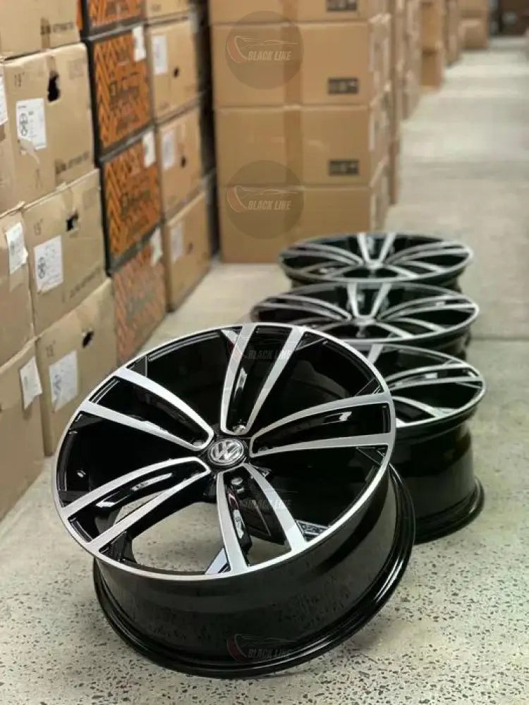 Llantas Deportivas Estilo Volkswagen de Cinco Radios Dobles – Negro y Plata