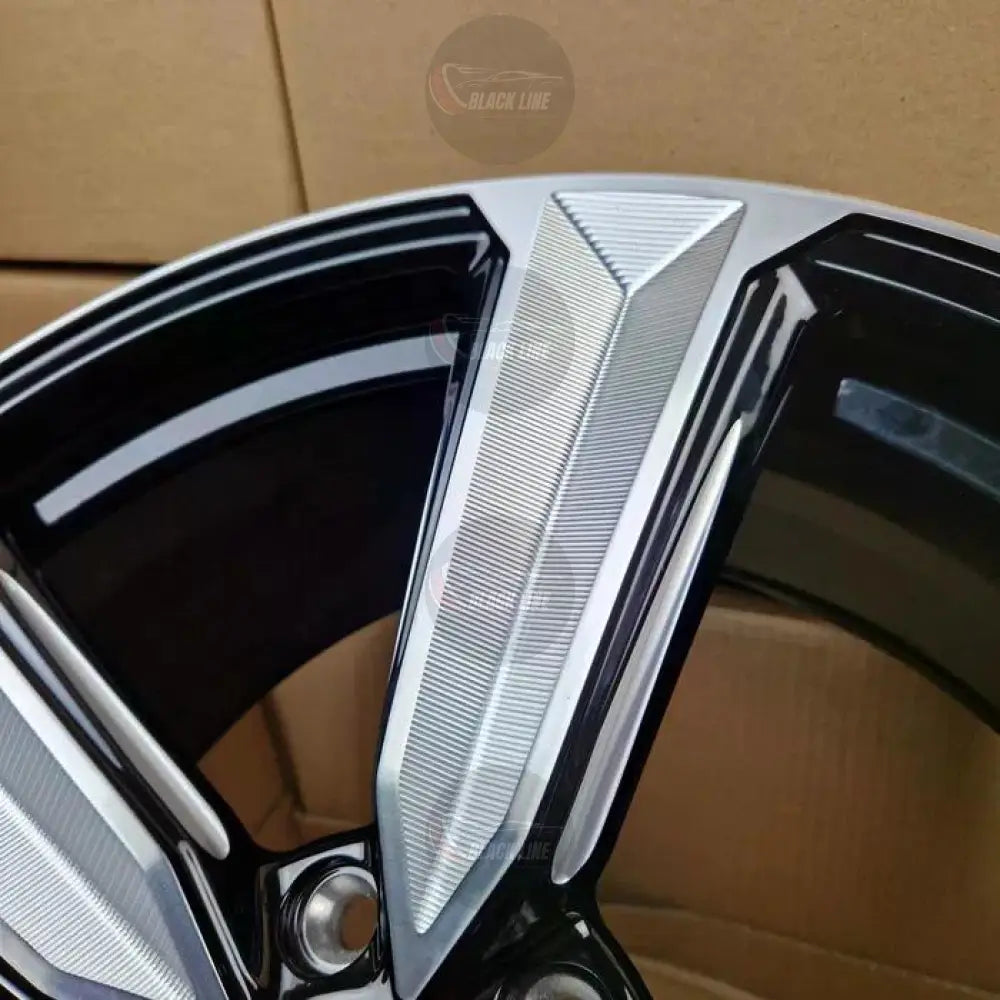 Llantas Deportivas Estilo Volkswagen de Cinco Radios – Negro y Plata