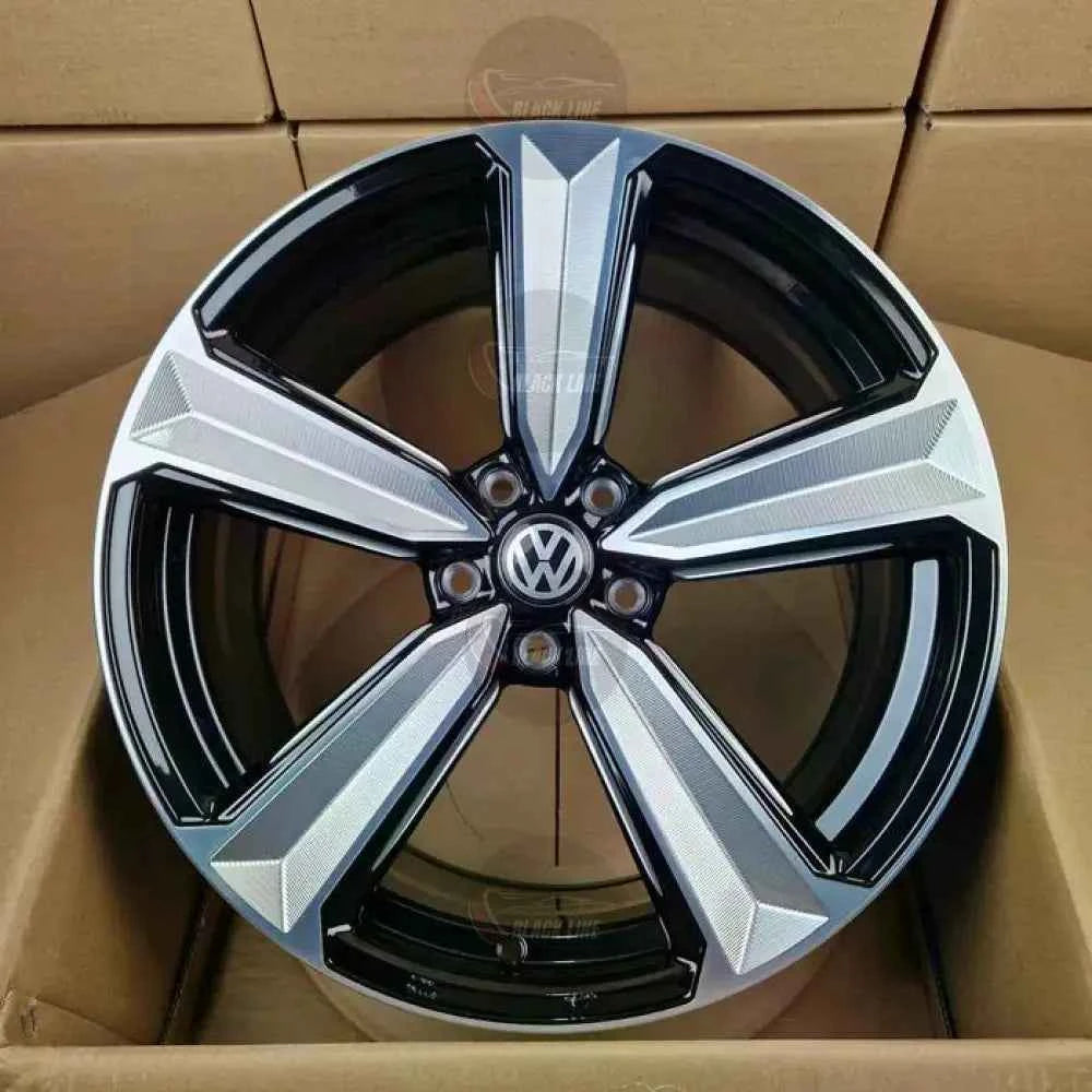 Llantas Deportivas Estilo Volkswagen de Cinco Radios – Negro y Plata
