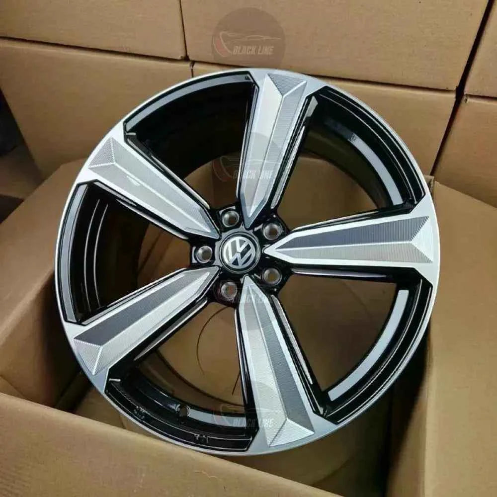 Llantas Deportivas Estilo Volkswagen de Cinco Radios – Negro y Plata