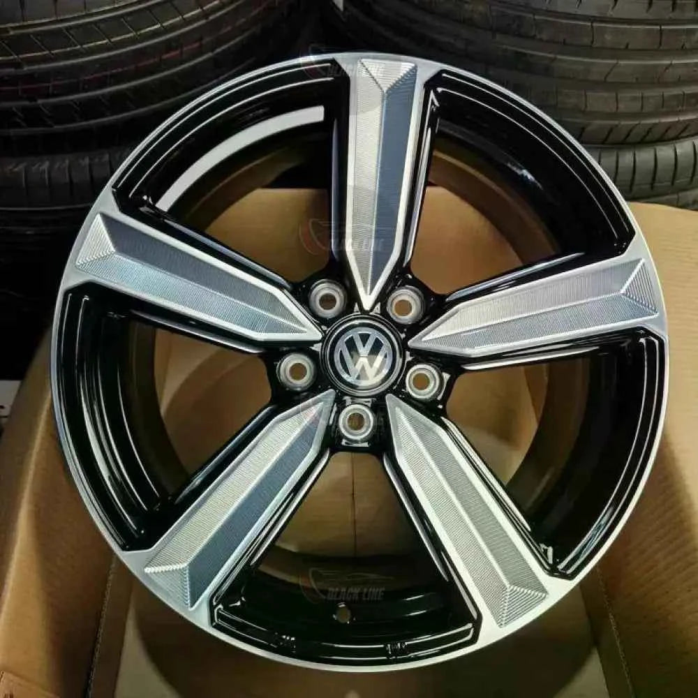 Llantas Deportivas Estilo Volkswagen de Cinco Radios – Negro y Plata