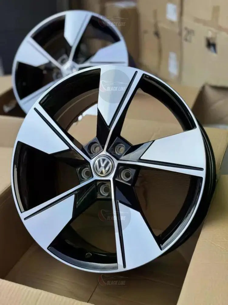 Llantas Deportivas Estilo Volkswagen de Cinco Radios Turbina – Negro y Plata