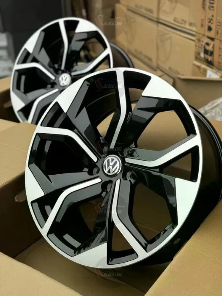 Llantas Deportivas Estilo Volkswagen de Cinco Radios Turbina – Negro y Plata
