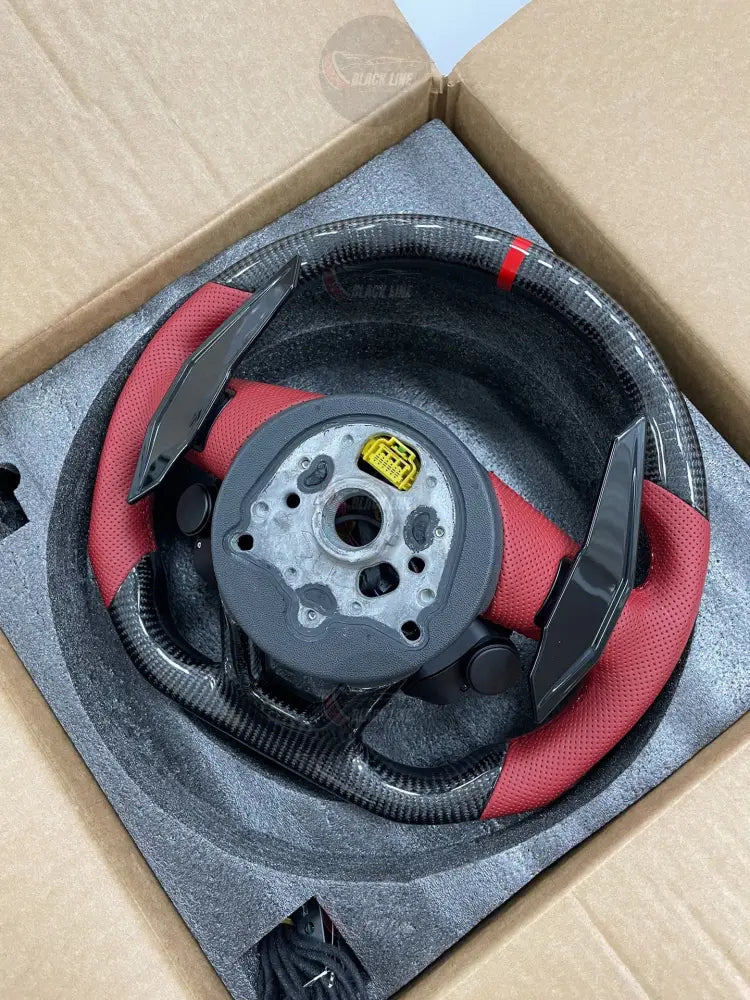 Volante Audi RS Deportivo en Carbono y Piel Roja | Pantalla LED Levas de Carbono Drive Select Botón Start Fondo Plano y