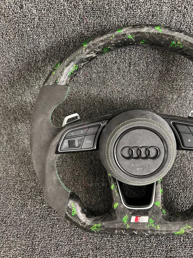 Volante Audi S deportivo en fibra de carbono forjada con detalles verdes Alcántara y airbag incluido