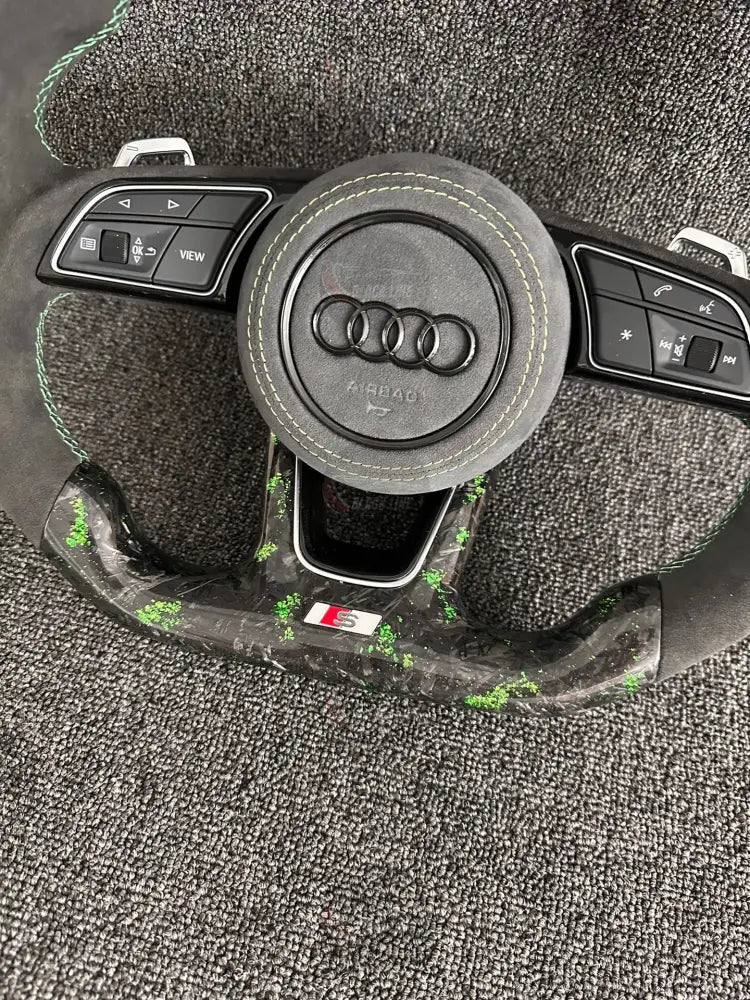 Volante Audi S deportivo en fibra de carbono forjada con detalles verdes Alcántara y airbag incluido