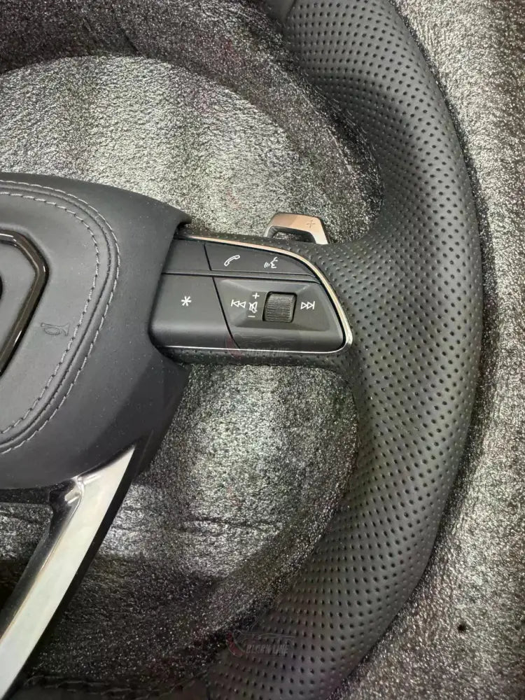 Volante Audi S Line en Cuero Negro Perforado con Levas Multifunción y Acabado Plateado