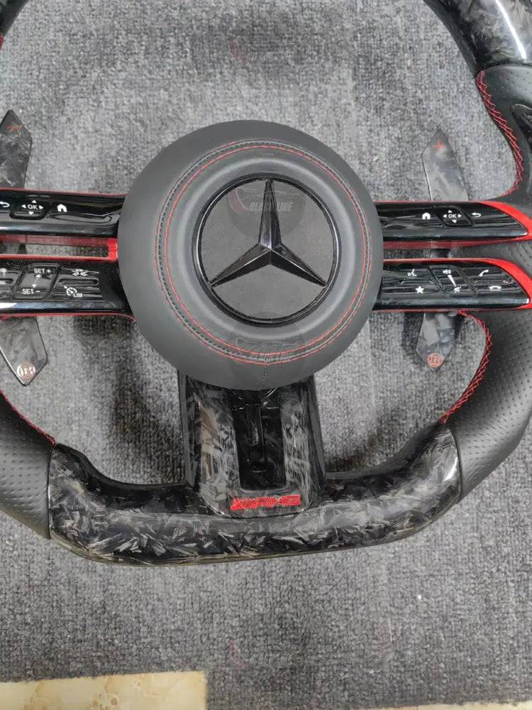 Volante Mercedes-AMG de Carbono Forjado con Pantalla LED Cuero Perforado y Detalles Rojos