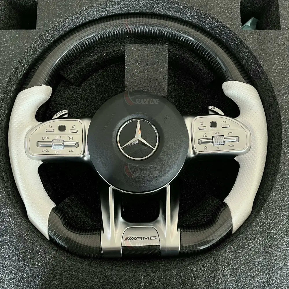 Volante Mercedes-AMG de Carbono y Cuero Blanco Perforado | Base Plana Levas de Cambio Mandos Multifunción y Airbag