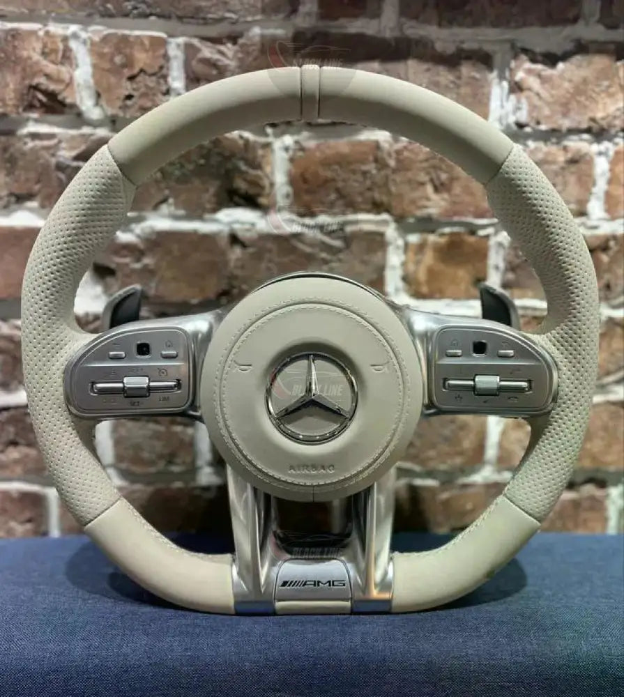 Volante Mercedes-AMG en Cuero Beige Perforado con Levas Multifunción y Acabado Metálico