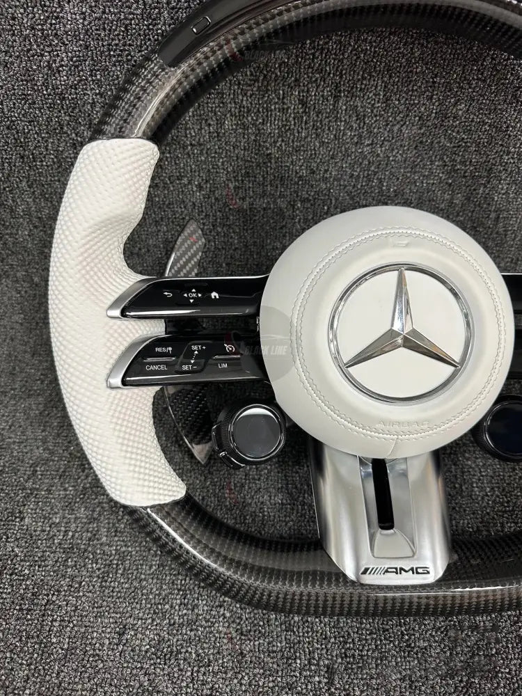 Volante Mercedes-AMG Deportivo en Fibra de Carbono y Cuero Blanco Perforado | Display LED Levas de Carbono Controles
