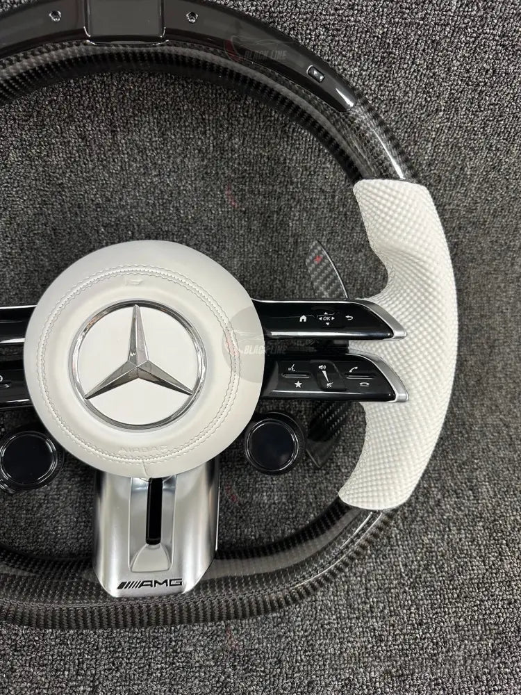 Volante Mercedes-AMG Deportivo en Fibra de Carbono y Cuero Blanco Perforado | Display LED Levas de Carbono Controles