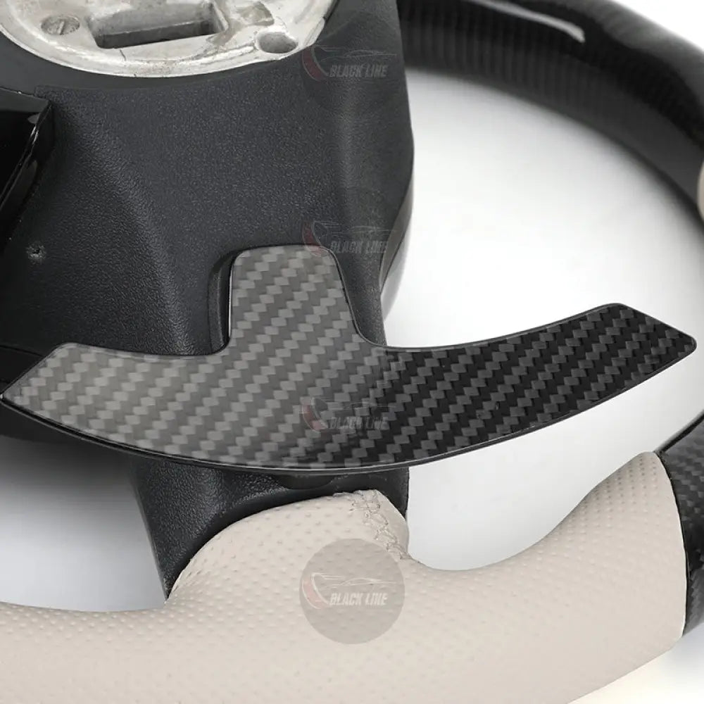 Volante Mercedes-AMG en fibra de carbono y piel blanca perforada con airbag incluido