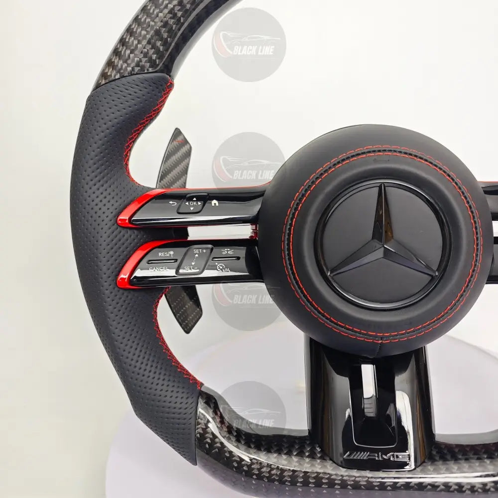 Volante Mercedes-AMG Performance de Fibra de Carbono Cuero Perforado Costura Roja Levas y Mandos Multifunción