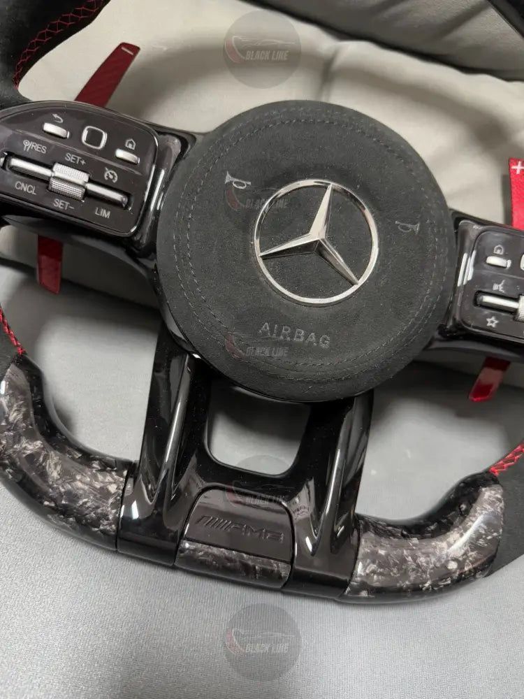 Volante Mercedes-AMG Performance de Fibra de Carbono Alcántara Negra y Detalles Rojos con Airbag