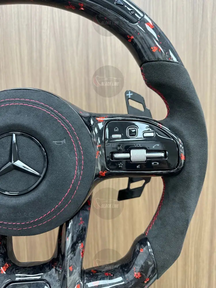 Volante Mercedes-AMG Performance en Carbono Negro con Detalles Rojos Microfibra Pantalla LED Levas y Multifunción