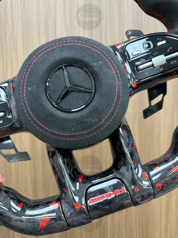 Volante Mercedes-AMG Performance en Carbono Negro con Detalles Rojos Microfibra Pantalla LED Levas y Multifunción