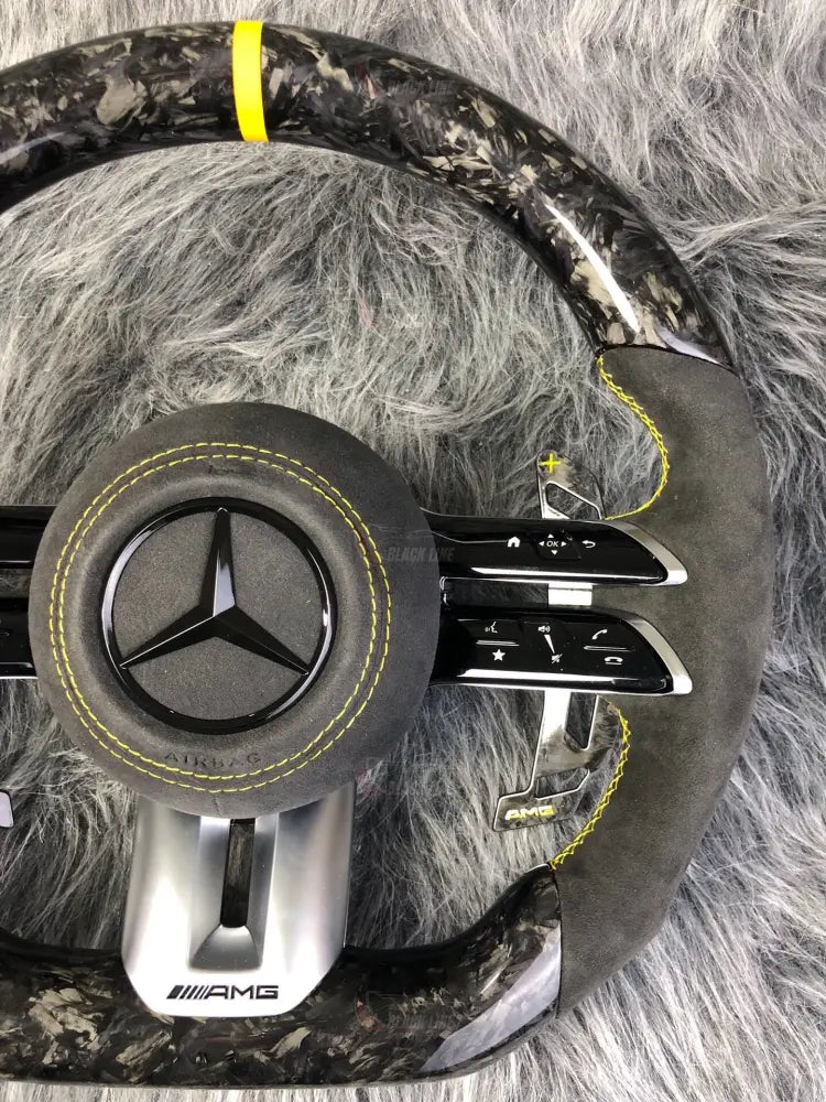 Volante Mercedes-AMG Performance en Carbono Forjado y Alcántara | Levas Multifunción Airbag y Detalles Amarillos