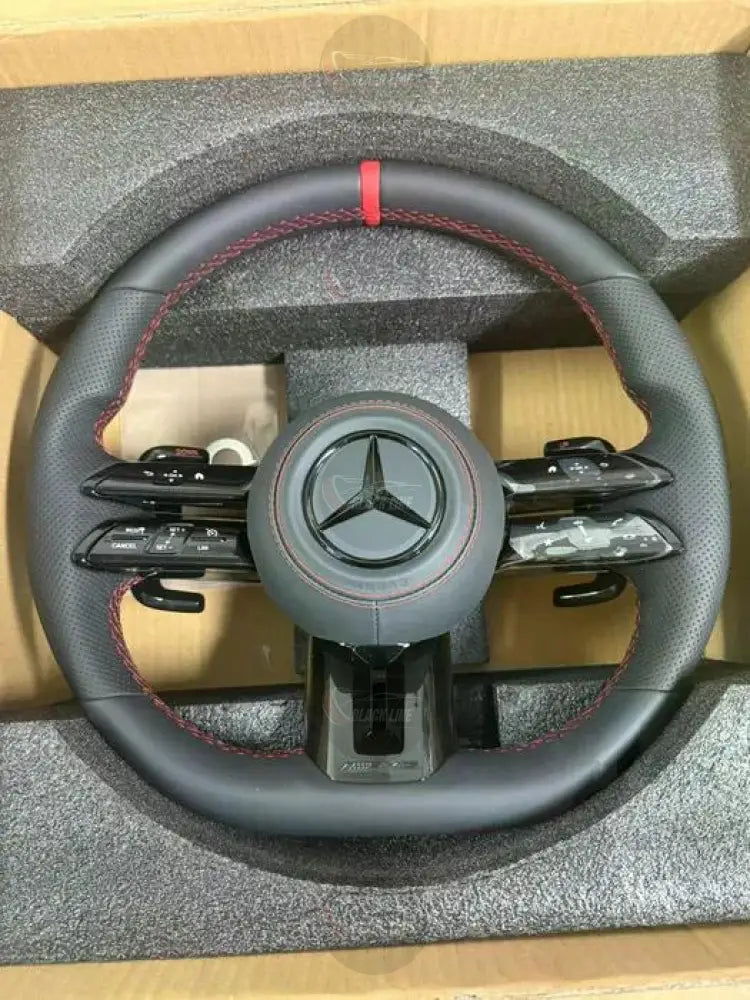 Volante Mercedes-AMG Performance en Cuero Negro Perforado con Levas Multifunción y Costuras Rojas