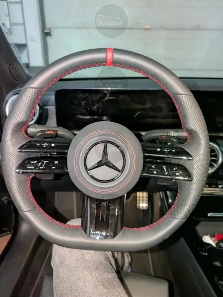 Volante Mercedes-AMG Performance en Cuero Negro Perforado con Levas Multifunción y Costuras Rojas