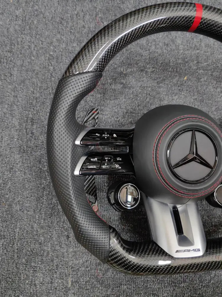 Volante Mercedes-AMG Performance en Fibra de Carbono con Microfibra Perforada Levas y Multifunción