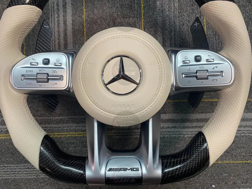 Volante Mercedes-AMG Performance en Fibra de Carbono Cuero Beige Perforado Pantalla y LED con Levas y Multifunción