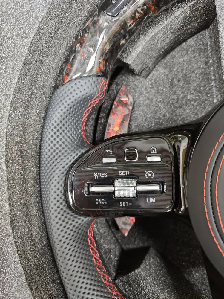 Volante Mercedes-AMG Performance en Fibra de Carbono Microfibra Negra y Costuras Rojas con Levas y Multifunción