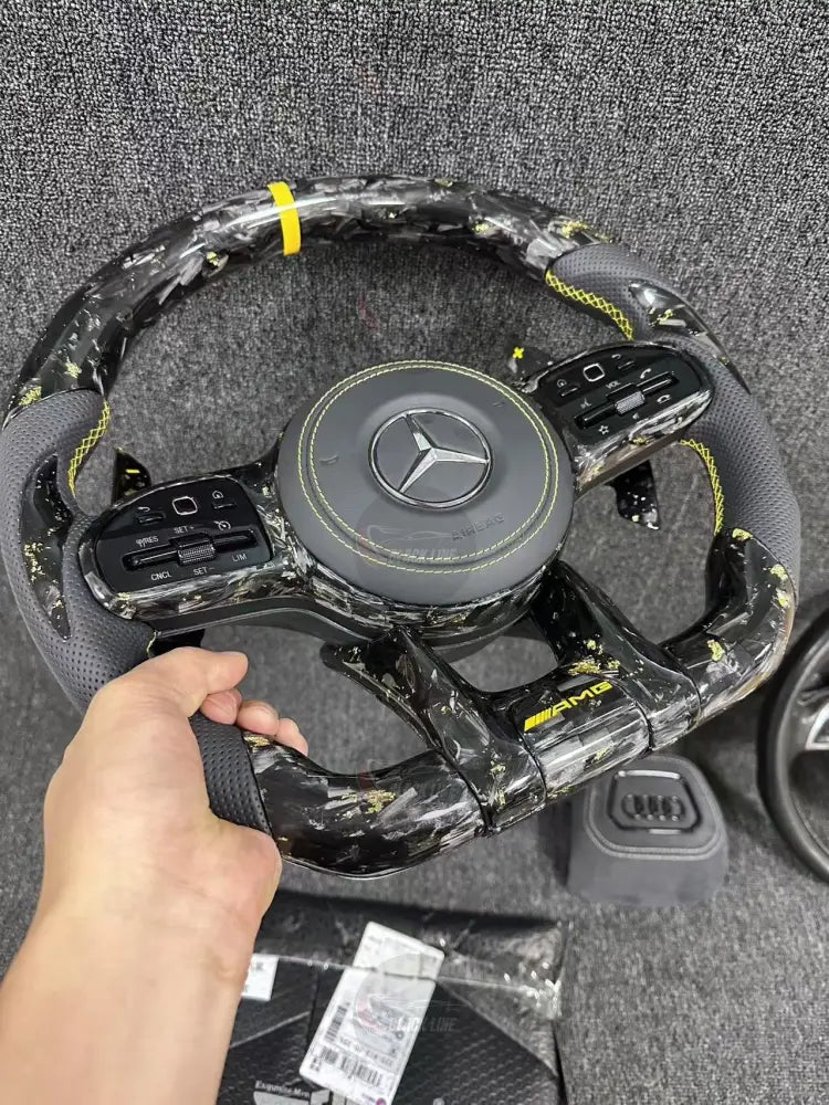 Volante Mercedes-AMG Performance en Fibra de Carbono Microfibra Perforada Levas y Costuras Amarillas